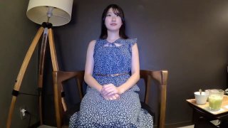 18岁的可爱女孩被精液覆盖在她的屁股上
